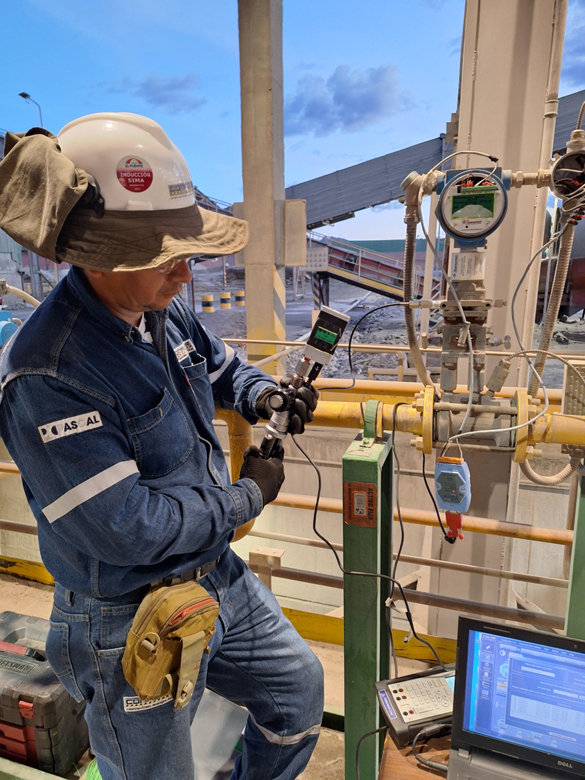 Técnico CONMOSER calibrando instrumento